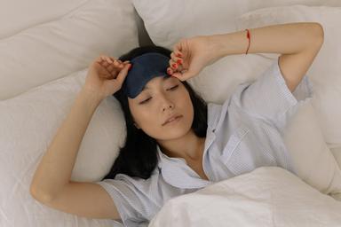 Как научиться спать на спине: 5 простых способов